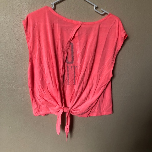 I’m On Vacation VS Pink Shirt - Picture 3 of 3